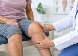 Qué indica la hinchazón persistente en la rodilla